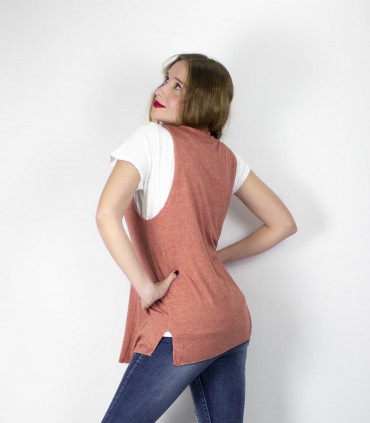 Camiseta y chaleco coral