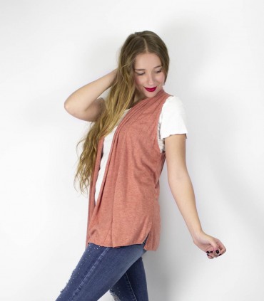 Camiseta y chaleco coral