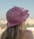 Sombrero rosa con plumas