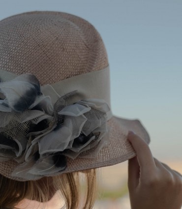 Sombrero flor gris