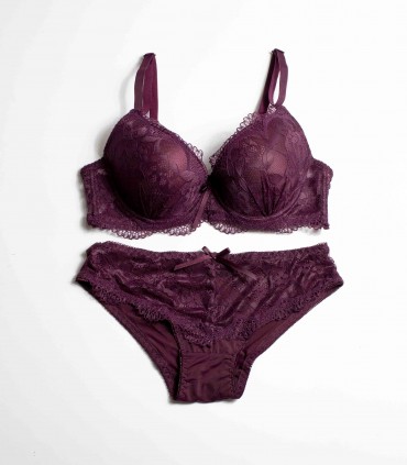 Conjunto de lencería burdeos con encaje