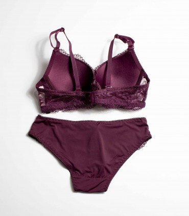 Conjunto de lencería burdeos con encaje